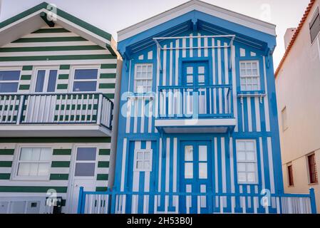 Maisons peintes caractéristiques appelées Palheiros dans la région de Costa Nova de la ville d'Aveiro dans la région Centro du Portugal Banque D'Images