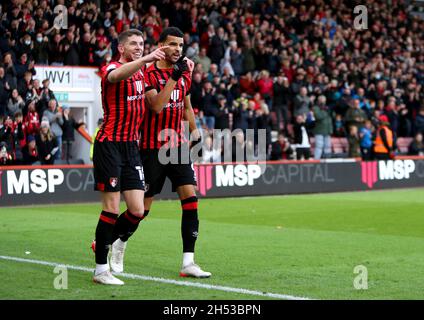 Dominic Solanke, de Bournemouth (à droite), célèbre le premier but de son équipe avec Ryan Christie lors du match du championnat Sky Bet au stade Vitality, à Bournemouth.Date de la photo: Samedi 6 novembre 2021. Banque D'Images