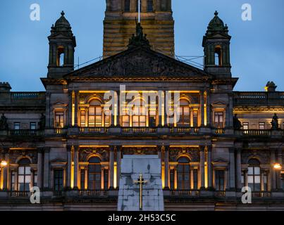 Grand bâtiment victorien de Glasgow City Chambers éclairé la nuit, George Square, Écosse, Royaume-Uni Banque D'Images