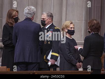 Le général de l'armée des États-Unis Mark A. Milley, président des chefs d'état-major interarmées et ancienne secrétaire d'État américaine Hillary Rodham Clinton, s'entretient avec d'autres invités lorsqu'ils arrivent pour les funérailles de l'ancien secrétaire d'État américain Colin L. Powell à la cathédrale nationale de Washington, DC.États-Unis, le vendredi 5 novembre,2021. Photo de Ron Sachs / CNP/ABACAPRESS.COM Banque D'Images