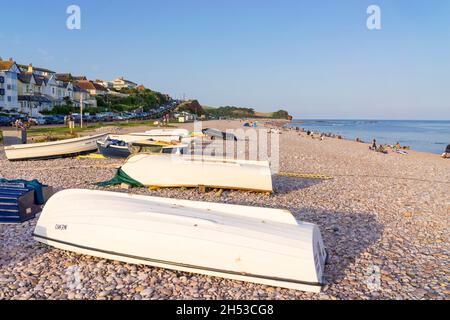 Bateaux de pêche à la tombée de la nuit sur la plage de galets de Budleigh Salterton Beach Devon England GB Europe Banque D'Images