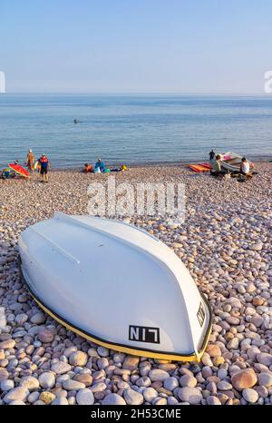 Bateaux à la tombée de la nuit sur la plage de galets de Budleigh Salterton Beach Devon England GB Europe Banque D'Images