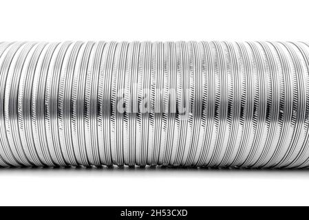 Tube souple en aluminium ondulé, résistant aux températures élevées, isolé sur fond blanc. Banque D'Images