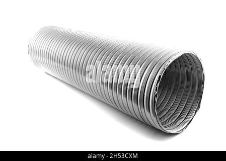 Tube souple en aluminium ondulé, résistant aux températures élevées, isolé sur fond blanc. Banque D'Images