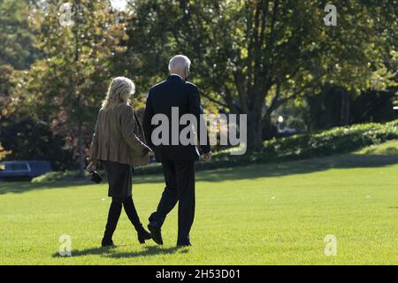 Washington DC, États-Unis.06e novembre 2021.Le président des États-Unis, Joe Biden, et la première dame, Jill Biden, quittent la Maison Blanche à Washington, DC, pour se rendre à Rehoboth Beach, Delaware, le 6 novembre 2021.Credit: Chris Kleponis / Pool via CNP Credit: Abaca Press/Alay Live News Banque D'Images