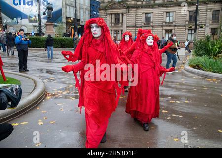 La Brigade rouge Rebel participe à la Journée mondiale d'action pour la justice climatique de la COP26, qui se tiendra à Glasgow le 6 novembre 2021 Banque D'Images