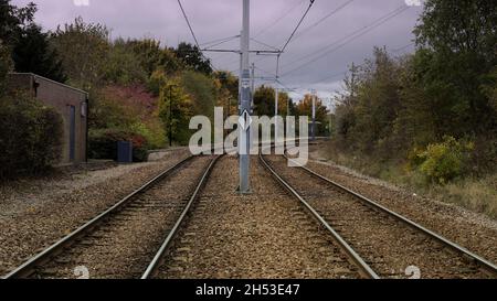 Les lignes de tramway qui s'arrêtent à Crystal Peaks, à Sheffield, dans le Yorkshire du Sud, s'arrêtent en direction de Moss Way Banque D'Images