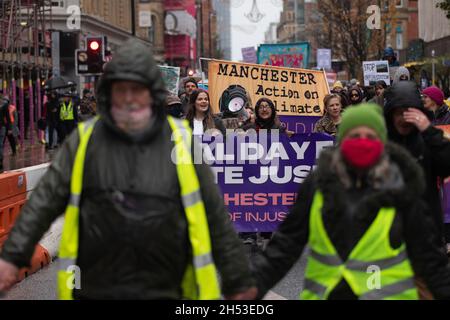 Manchester, Royaume-Uni.06e novembre 2021.La CdP 26 proteste Manchester.les manifestants se sont rassemblés pour la marche à la place Saint-Pierre, Manchester, Royaume-Uni.La manifestation a eu lieu sur la place St Peters (le site du massacre de Peterloo en 1819 qui a vu les travailleurs industriels protester pendant la révolution industrielle).Des personnes se sont rassemblées pour protester à travers le monde pour exiger une action radicale sur le changement climatique et des journées de protestation sur la justice climatique sont prévues à Manchester et dans le monde entier pendant la CdP 26 qui se tient à Glasgow Royaume-Uni .Image garyroberts/worldwidefeatures.com crédit: GARY ROBERTS/Alay Live News Banque D'Images