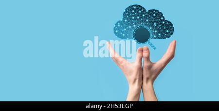 Technologie Cloud.Signe de stockage de nuage filaire polygonal avec icône de loupe de recherche sur bleu foncé.Cloud computing, Big Data Center, infrastructure future Banque D'Images