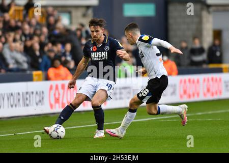 LONDRES, GBR.6 NOV Ryan Leonard de Millwall bataille pour possession avec Jason Knight de Derby County pendant le match de championnat de Sky Bet entre Millwall et Derby County à la Den, Londres, le samedi 6 novembre 2021.(Credit: Ivan Yordanov | MI News) Credit: MI News & Sport /Alay Live News Banque D'Images