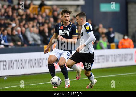 LONDRES, GBR.6 NOV Ryan Leonard de Millwall bataille pour possession avec Jason Knight de Derby County pendant le match de championnat de Sky Bet entre Millwall et Derby County à la Den, Londres, le samedi 6 novembre 2021.(Credit: Ivan Yordanov | MI News) Credit: MI News & Sport /Alay Live News Banque D'Images