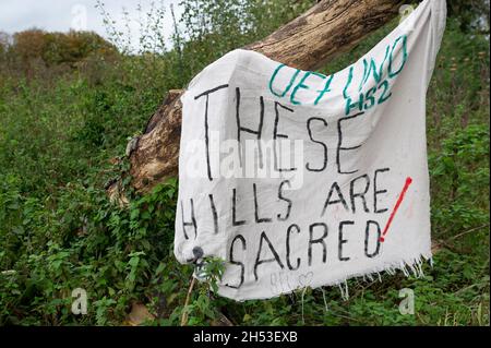 The Chilterns, Royaume-Uni.6 novembre 2021.Un message à HS2 leur indiquant que ces collines sont sacrées.HS2 détruisent des marais des Chalfonts et des Chilternes pour le train à grande vitesse de Londres à Birmingham.Pendant ce temps, les militants anti HS2, dont Daniel Hooper, connu sous le nom de Swampy, restent enraillés dans les tunnels souterrains du camp DE GUERRE de résistance active de Wendover, à la périphérie de Wendover, pour protester contre HS2.Crédit : Maureen McLean/Alay Live News Banque D'Images