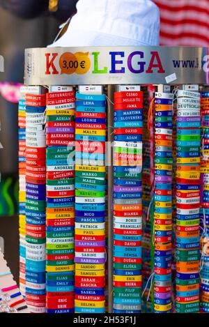 Koper, Slovénie - 12 juillet 2021 : souvenirs pour les touristes.Bracelets colorés.Un stand avec de petits souvenirs. Banque D'Images
