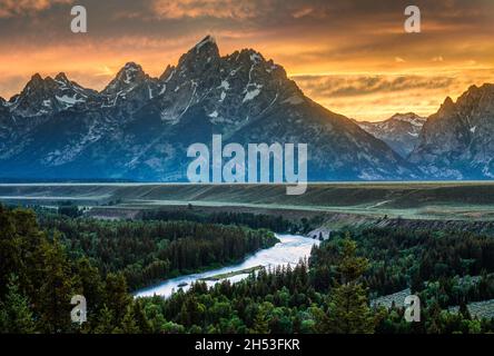 Coucher de soleil sur Grand Teton depuis Snake River, vue sur Jackson Hole, Wyoming Banque D'Images