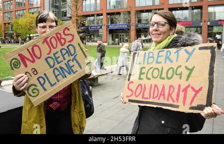 Les manifestants du Manchester Trade Union & Workers Bloc à l'occasion de la manifestation COP26 Global Day of action pour la justice climatique, centre-ville de Manchester, Angleterre, Royaume-Uni, le 6 novembre,2021. Banque D'Images