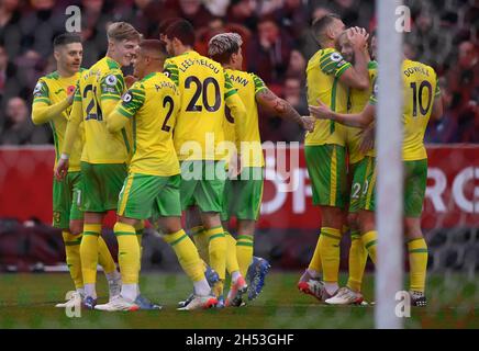 Brentford Community Stadium, Londres, Royaume-Uni.6 novembre 2021.Premier League football Brentford versus Norwich ; Teemu Pukki de Norwich City fête avec son équipe après avoir obtenu une pénalité de 30 minutes pour 0-2 crédit : action plus Sports/Alay Live News Banque D'Images