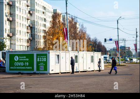 Riga, Lettonie, 2 novembre 2021 : site d'essai Covid-19 dans le parking, centre public d'essai extérieur dans une zone résidentielle Banque D'Images