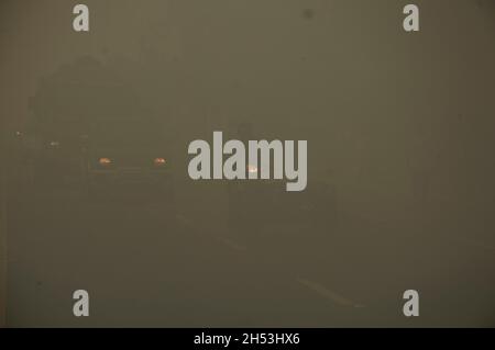 Les automobilistes vus impacter par les catastrophes de brume à Riau, île de Sumatra, Indonésie.Photographié le 12 septembre 2015.La conférence COP26 sur le climat à Glasgow oriente les accords des pays du monde entier pour réduire les émissions de gaz à effet de serre, maintenir la température moyenne mondiale à 1.5 degrés Celsius (34.7 degrés Fahrenheit)et en protégeant la biodiversité en rétablissant les pertes forestières et la dégradation des terres d'ici la fin de 2030, en les faisant passer de 19 milliards de dollars en fonds publics et privés.Photo par Aditya Sutanta/ABACAPRESS.COM Banque D'Images