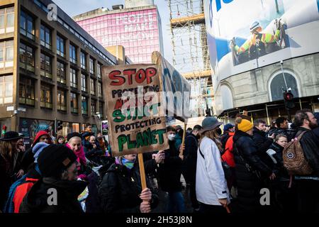 Glasgow, Royaume-Uni.06e novembre 2021.Un manifestant avec un écriteau traverse la ville pendant la Journée mondiale d'action.ÊThe manifestation voit des mouvements se mobiliser contre les dirigeants mondiaux participant au sommet climatique de la COP26.Credit: Andy Barton/Alay Live News Banque D'Images