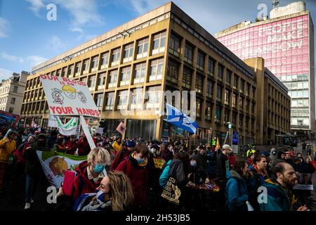 Glasgow, Royaume-Uni.06e novembre 2021.Un manifestant avec un écriteau traverse la ville pendant la Journée mondiale d'action.ÊThe manifestation voit des mouvements se mobiliser contre les dirigeants mondiaux participant au sommet climatique de la COP26.Credit: Andy Barton/Alay Live News Banque D'Images