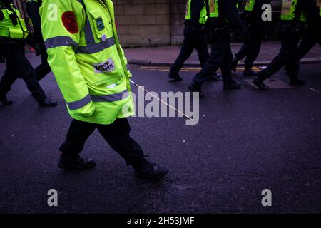 Glasgow, Royaume-Uni.06e novembre 2021.Un manifestant avec un écriteau traverse la ville pendant la Journée mondiale d'action.ÊThe manifestation voit des mouvements se mobiliser contre les dirigeants mondiaux participant au sommet climatique de la COP26.Credit: Andy Barton/Alay Live News Banque D'Images