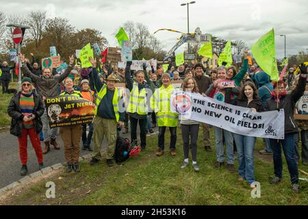 Surrey, Angleterre, Royaume-Uni.6 novembre 2021.Les militants protestant contre le site de production de pétrole de Horse Hill à Surrey se réunissent dans le cadre de la journée mondiale d'action pour la justice climatique lors du sommet de la COP26.Jusqu'en 2019, le site pétrolier de Horse Hill n'avait d'autorisation que pour les essais et les forages à court terme, puis le conseil du comté de Surrey a donné l'autorisation de creuser quatre autres puits et d'extraire du pétrole pendant les deux prochaines décennies, peu après avoir déclaré une urgence climatique.Crédit : Denise Laura Baker/Alay Live News Banque D'Images