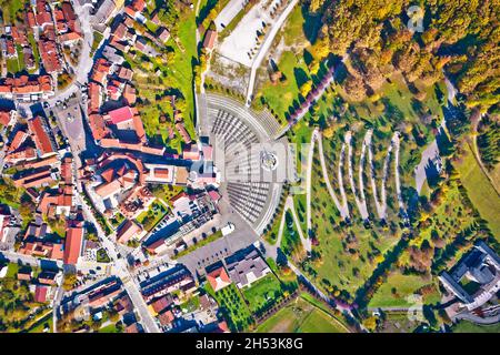 Marija Bistrica sanctuaire église et la colline de Kalvarija vue aérienne, pèlerinage région de Zagorje en Croatie Banque D'Images