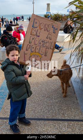 Bournemouth, Dorset, Royaume-Uni.6 novembre 2021.Manifestation et marche à Bournemouth, alors que la Coalition COP26 appelle à une Journée mondiale d'action tandis que la Conférence des Nations Unies sur les changements climatiques, COP26 se tient à Glasgow.Des manifestations ont lieu dans de nombreuses villes du pays pour faire passer le message que nous avons besoin d'agir dès MAINTENANT contre le changement climatique!Crédit : Carolyn Jenkins/Alay Live News Banque D'Images