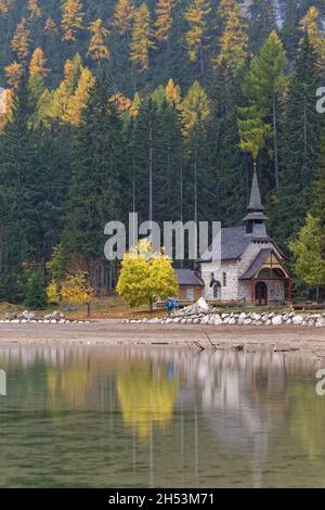 BRAIES, ITALIE, 21 octobre 2021 : Chapelle sur le bord du lac Lago di Braies.Lac de gagner le surnom de la Perle des Alpes en raison de sa popularité croissante. Banque D'Images