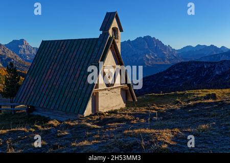 La petite chapelle du col de Passo Giau Banque D'Images