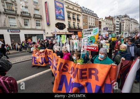 Londres, Royaume-Uni.6 novembre 2021.Les activistes du climat sur le Strand passent Retour à l'avenir, jouant au théâtre Adelphi,En route vers Trafalgar Square pour un rassemblement dans le cadre de la Journée mondiale d'action pour la justice climatique afin d'exiger des gouvernements et des entreprises qu'ils limitent les températures mondiales à 1.5 °C et qu'ils apportent des solutions réelles et justes à la crise climatique.Cet événement, et d'autres événements dans le monde entier, coïncide avec la Conférence des Nations Unies sur les changements climatiques (COP26) qui se tient à Glasgow.Credit: Stephen Chung / Alamy Live News Banque D'Images