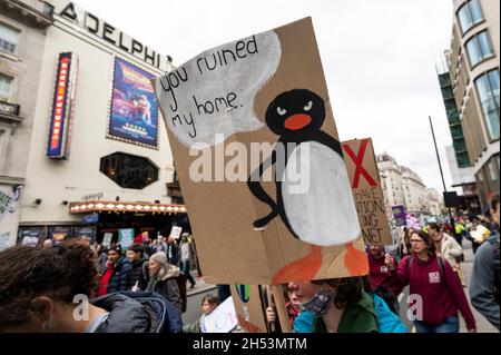 Londres, Royaume-Uni.6 novembre 2021.Les activistes du climat sur le Strand passent Retour à l'avenir, jouant au théâtre Adelphi,En route vers Trafalgar Square pour un rassemblement dans le cadre de la Journée mondiale d'action pour la justice climatique afin d'exiger des gouvernements et des entreprises qu'ils limitent les températures mondiales à 1.5 °C et qu'ils apportent des solutions réelles et justes à la crise climatique.Cet événement, et d'autres événements dans le monde entier, coïncide avec la Conférence des Nations Unies sur les changements climatiques (COP26) qui se tient à Glasgow.Credit: Stephen Chung / Alamy Live News Banque D'Images