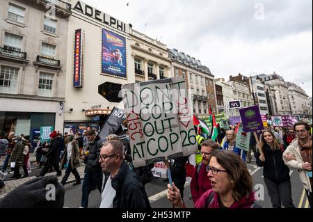 Londres, Royaume-Uni.6 novembre 2021.Les activistes du climat sur le Strand passent Retour à l'avenir, jouant au théâtre Adelphi,En route vers Trafalgar Square pour un rassemblement dans le cadre de la Journée mondiale d'action pour la justice climatique afin d'exiger des gouvernements et des entreprises qu'ils limitent les températures mondiales à 1.5 °C et qu'ils apportent des solutions réelles et justes à la crise climatique.Cet événement, et d'autres événements dans le monde entier, coïncide avec la Conférence des Nations Unies sur les changements climatiques (COP26) qui se tient à Glasgow.Credit: Stephen Chung / Alamy Live News Banque D'Images