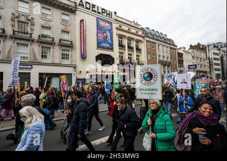 Londres, Royaume-Uni.6 novembre 2021.Les activistes du climat sur le Strand passent Retour à l'avenir, jouant au théâtre Adelphi,En route vers Trafalgar Square pour un rassemblement dans le cadre de la Journée mondiale d'action pour la justice climatique afin d'exiger des gouvernements et des entreprises qu'ils limitent les températures mondiales à 1.5 °C et qu'ils apportent des solutions réelles et justes à la crise climatique.Cet événement, et d'autres événements dans le monde entier, coïncide avec la Conférence des Nations Unies sur les changements climatiques (COP26) qui se tient à Glasgow.Credit: Stephen Chung / Alamy Live News Banque D'Images