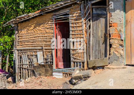 Cachoeira, Bahia, Brésil - 29 novembre 2014 : maisons en argile et en ciment sur les rives du grand fleuve Paraguacu, situé dans l'État brésilien Banque D'Images