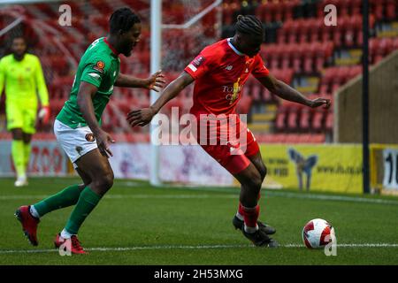 LONDRES, GBR.6 NOV Dominic Poléon d'Ebbsfleet United batailles pour possession avec Shadrach Ogie de Leyton Orient pendant le match de la coupe FA entre Leyton Orient et Ebbsfleet Uni au Matchroom Stadium, Londres, le samedi 6 novembre 2021.(Credit: Tom West | MI News) Credit: MI News & Sport /Alay Live News Banque D'Images