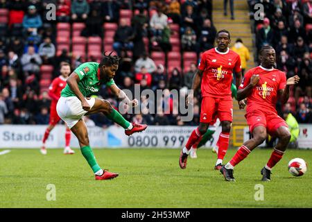 LONDRES, GBR.6 NOV Dominic Poléon d'Ebbsfleet United tire lors du match de la coupe FA entre Leyton Orient et Ebbsfleet United au Matchroom Stadium de Londres le samedi 6 novembre 2021.(Credit: Tom West | MI News) Credit: MI News & Sport /Alay Live News Banque D'Images