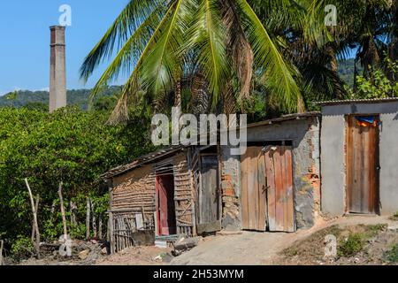 Cachoeira, Bahia, Brésil - 29 novembre 2014 : maisons en argile et en ciment sur les rives du grand fleuve Paraguacu, situé dans l'État brésilien Banque D'Images