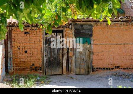 Cachoeira, Bahia, Brésil - 29 novembre 2014 : maisons en argile et en ciment sur les rives du grand fleuve Paraguacu, situé dans l'État brésilien Banque D'Images