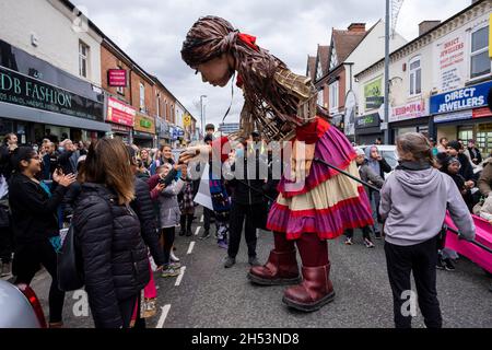 Little Amal enchante les foules de spectateurs alors qu'elle marche le long de High Street à Erdington le 28 octobre 2020 à Birmingham, au Royaume-Uni.Little Amal est une marionnette de 3.5 mètres de haut et une œuvre d'art vivante d'un jeune enfant réfugié syrien qui a passé les 3 derniers mois à marcher 8000 km de la frontière syrienne à travers la Turquie, la Grèce, l'Italie, la France, la Suisse,L'Allemagne, la Belgique et le Royaume-Uni doivent attirer l'attention sur les besoins urgents des jeunes réfugiés. Banque D'Images