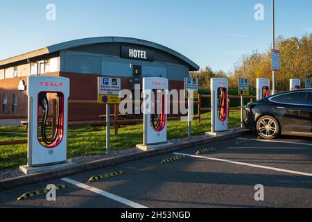 Station de recharge Tesla pour la charge des voitures électriques à Telford Motorway Services, Shropshire, Angleterre, Royaume-Uni Banque D'Images