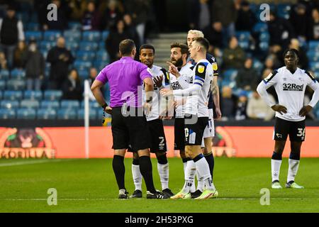 LONDRES, GBR.6 NOVEMBRE Nathan Byrne(2), Graeme Shinnie(4) et Tom Lawrence du comté de Derby en discussion avec l'arbitre Tim Robinson lors du match de championnat Sky Bet entre Millwall et le comté de Derby à la Den, Londres, le samedi 6 novembre 2021.(Credit: Ivan Yordanov | MI News) Credit: MI News & Sport /Alay Live News Banque D'Images