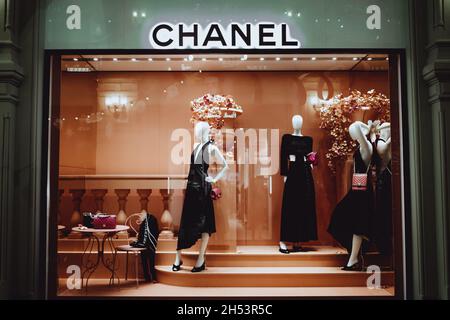 Mannequins élégants pour femmes dans une vitrine avec sacs Chanel.Chanel est une marque de haute couture fondée par Coco Chanel en 1909 Banque D'Images
