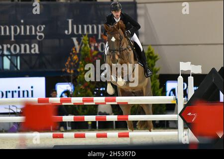 Vérone, Italie.05ème novembre 2021.Pieter Devos pendant la coupe du monde de saut de Longines FEI 2021, équitation internationale à Vérone, Italie, novembre 05 2021 crédit: Agence de photo indépendante/Alamy Live News Banque D'Images