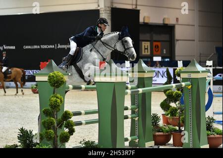 Vérone, Italie.05ème novembre 2021.Denis Lynch pendant la coupe du monde de saut de Longines FEI 2021, équitation internationale à Vérone, Italie, novembre 05 2021 crédit: Agence de photo indépendante/Alamy Live News Banque D'Images