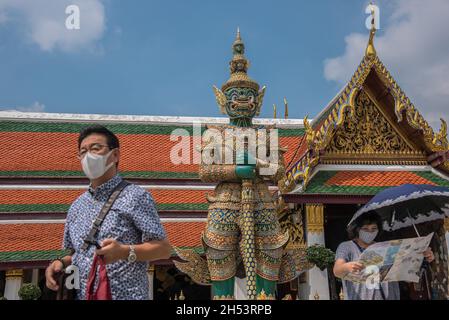 Bangkok, Thaïlande.06e novembre 2021.Les touristes portant des masques de visage visitent le Grand Palais.les touristes étrangers et thaïlandais ont commencé à visiter le Grand Palais et Wat Pho le week-end de nouveau après la Thaïlande a rouvert le pays le 1er novembre,2021 pour les voyageurs étrangers entièrement vaccinés provenant de pays à faible risque de pandémie du coronavirus sans subir d'exigences de quarantaine visant à stimuler l'industrie et l'économie du tourisme.Crédit : SOPA Images Limited/Alamy Live News Banque D'Images