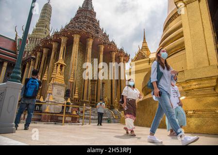 Bangkok, Thaïlande.06e novembre 2021.Les touristes portant des masques de visage visitent le Grand Palais.les touristes étrangers et thaïlandais ont commencé à visiter le Grand Palais et Wat Pho le week-end de nouveau après la Thaïlande a rouvert le pays le 1er novembre,2021 pour les voyageurs étrangers entièrement vaccinés provenant de pays à faible risque de pandémie du coronavirus sans subir d'exigences de quarantaine visant à stimuler l'industrie et l'économie du tourisme.Crédit : SOPA Images Limited/Alamy Live News Banque D'Images