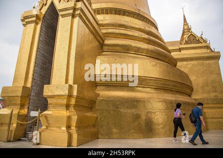 Bangkok, Thaïlande.06e novembre 2021.Touristes vus visiter le Grand Palais.touristes étrangers et thaïlandais ont commencé à visiter le Grand Palais et Wat Pho le week-end de nouveau après la Thaïlande a rouvert le pays le 1er novembre,2021 pour les voyageurs étrangers entièrement vaccinés provenant de pays à faible risque de pandémie du coronavirus sans subir d'exigences de quarantaine visant à stimuler l'industrie et l'économie du tourisme.Crédit : SOPA Images Limited/Alamy Live News Banque D'Images