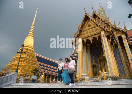 Bangkok, Thaïlande.06e novembre 2021.Les touristes portant des masques de visage visitent le Grand Palais.les touristes étrangers et thaïlandais ont commencé à visiter le Grand Palais et Wat Pho le week-end de nouveau après la Thaïlande a rouvert le pays le 1er novembre,2021 pour les voyageurs étrangers entièrement vaccinés provenant de pays à faible risque de pandémie du coronavirus sans subir d'exigences de quarantaine visant à stimuler l'industrie et l'économie du tourisme.Crédit : SOPA Images Limited/Alamy Live News Banque D'Images