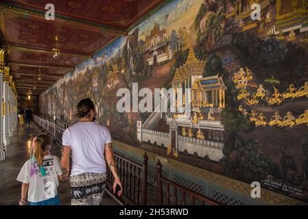 Bangkok, Thaïlande.06e novembre 2021.Touristes vus visiter le Grand Palais.touristes étrangers et thaïlandais ont commencé à visiter le Grand Palais et Wat Pho le week-end de nouveau après la Thaïlande a rouvert le pays le 1er novembre,2021 pour les voyageurs étrangers entièrement vaccinés provenant de pays à faible risque de pandémie du coronavirus sans subir d'exigences de quarantaine visant à stimuler l'industrie et l'économie du tourisme.Crédit : SOPA Images Limited/Alamy Live News Banque D'Images